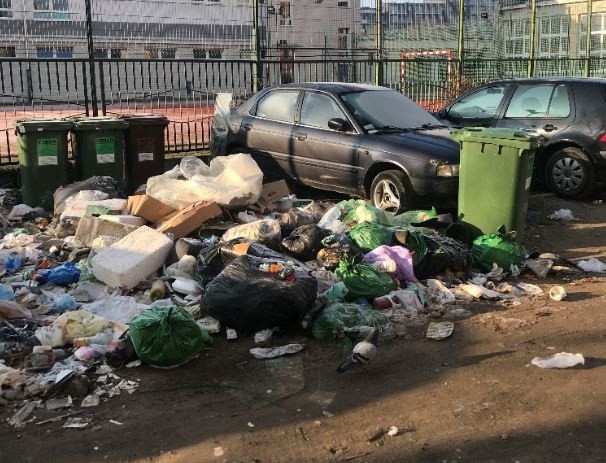 Śmieci na podwórzu przy ulicy Kurkowej.