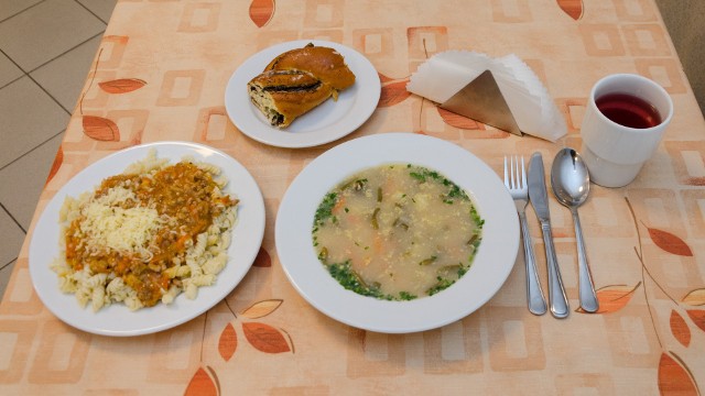 W poprzedni poniedziałek kuchnia Słupskiej Szkoły Policji serwowała zupę z fasolki konserwowej, makaron z sosem mięsnym i strucel z makiem.
