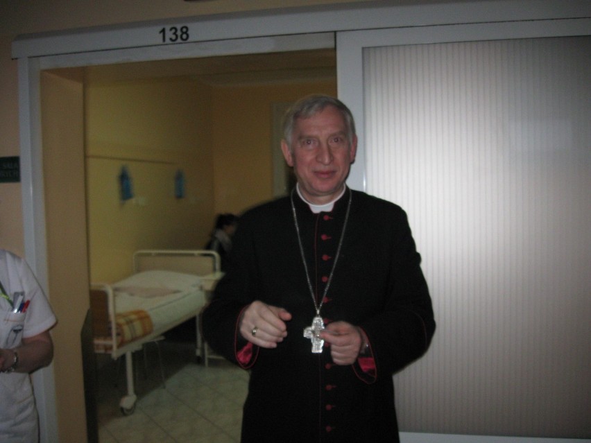 Biskup Ryszard Kasyna w bytowskim szpitalu