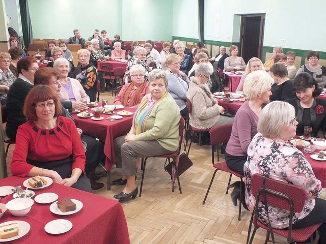 Panie na okolicznościowym spotkaniu w Spółdzielczym Domu Kultury