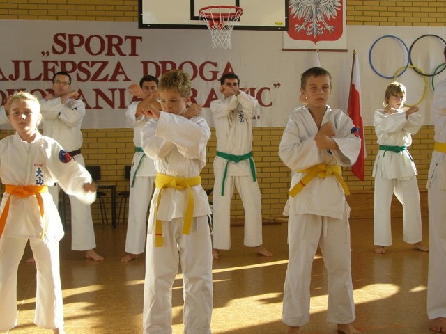 W trakcie uroczystego otwarcia sali gimnastycznej podopieczni Nadwiślańskiego Klubu Sportowego Walki "Wulkan&#8221; zaprezentowali swoje umiejętności w karate.