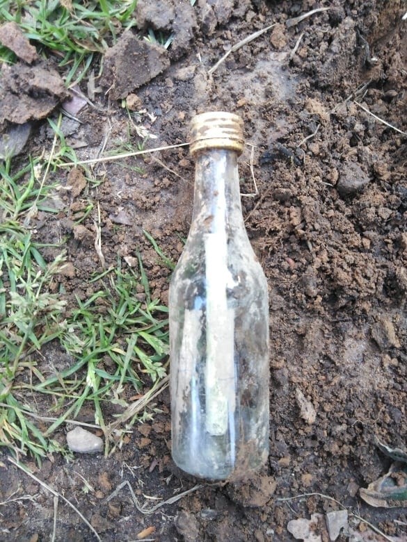Niesamowite! 8-letni Feliks ze Starachowic znalazł na Łysicy butelkę z tajemniczym listem (ZDJĘCIA)