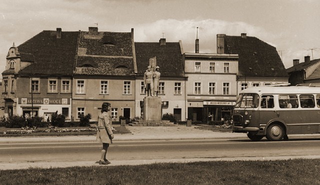 Centrum Strzelec w latach 70. W tym czasie handel był zmonopolizowany przez spółdzielnię PSS.  