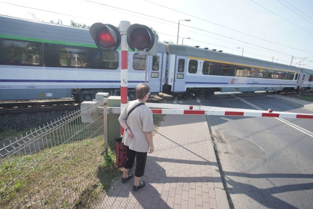 Przejazd zamykany jest średnio co kwadrans, dziennie przez stację Poznań Junikowo przejeżdża 135 pociągów