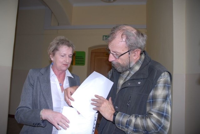 Anna Chrzanowska-Kuzyk z ZNP i Ludwik Lehman z Solidarności zanieśli petycję do starosty