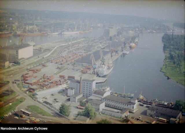 Przez lata port w Szczecinie określany był mianem "największy na Bałtyku". Obok Gdyni i Gdańska, był "oknem na świat".