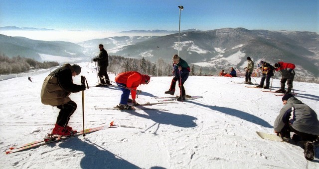 Weekend warto spędzić na nartach w Beskidach.