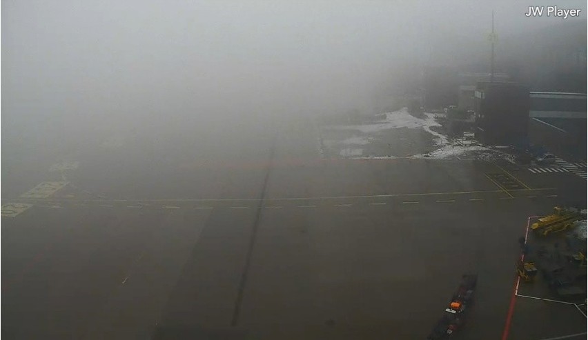 Utrudnienia na lotnisku. Z powodu mgły samoloty lądują w innych miastach [ZDJĘCIA]