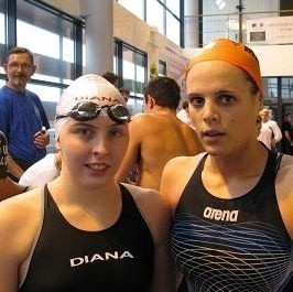 Justyna Hampel (z lewej) miała okazję porozmawiać z Laure Manaudou, trzykrotną medalistką igrzysk w Atenach.