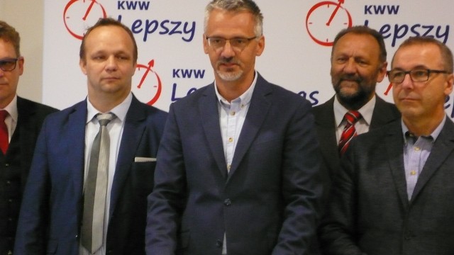 Marek Nicewicz (w środku) uważa, że w gminie Lubicz wiele  spraw można poprowadzić inaczej z korzyścią dla mieszkańców