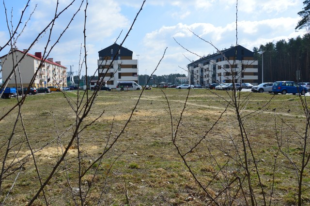 Od prawej dwa bloki komunalne z miejskiego programu mieszkaniowego i plac, na którym stanie trzeci blok czynszowy