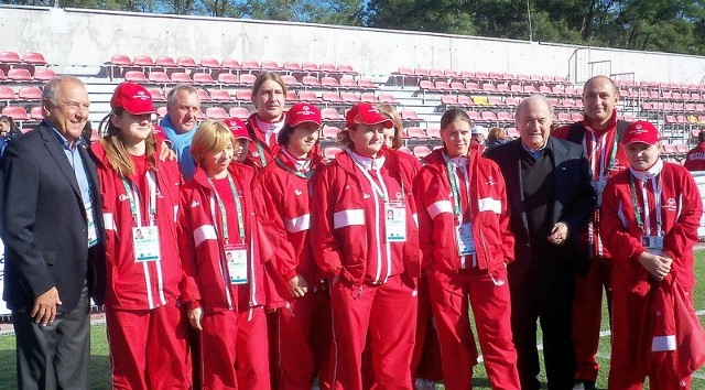 Prezydent FIFA Joseph Blatter i Johan Cruyff z reprezentacją Polski dziewcząt, wśród których są zawodniczki z Radziejowa