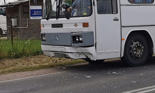 Kuriany. Wypadek autobusu PKS Nova. Żołnierz pomagał poszkodowanym