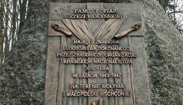 W piątek 9 lutego o 12.00 w parku Siemiradzkiego zostanie odsłonięta tablica upamiętniająca rzeź wołyńską. Natomiast w czwartek będą obchody rocznicy deportacji. - 9 lutego mija 75. rocznica pierwszej masakry na Wołyniu - przypomina Grzegorz Baczyński z komitetu społecznego, który finalizuje odsłonięcie tablicy ofiar rzezi wołyńskiej. Wczoraj została ona zamontowana. Jest na kamieniu, który stoi na wysokości wejścia do amfiteatru. Jeszcze pięć miesięcy temu była w tym miejscu tablica poświęcona radzieckiemu gen. Bierzarinowi. Została jednak zdjęta w ramach dekomunizacji.O zamontowanie w Gorzowie tablicy upamiętniającej ofiary rzezi wołyńskiej zabiegały osoby, które przed laty działały w Ruchu Młodzieży Niezależnej.- Pomysł pojawił się już 15 miesięcy temu. Tablicę udaje się odsłonić teraz. Zgodzili się na to radni. Za samą tablicę 12 tys. zapłaciło miasto - mówi Baczyński.Także piętek, 9 lutego o 18.00, w intencji ofiar będzie msza w białym kościółku. W kościele Pierwszych Męczenników Polskich na Manhattanie już można oglądać wystawę IPN o rzezi wołyńskiej. O ludobójstwie (na Wołyniu i w Małopolsce Wschodniej mogło zginąć do 140 tys. osób) aktualnie - z ulotek i rozmów z nauczycielami - dowiadują się też uczniowie 12 gorzowskich szkół ponadpodstawowych. Już dziś o 13.00 na cmentarzu przy ul. Żwirowej (przy pomniku Ofiar Stalinizmu): są obchody 78. rocznicy pierwszej masowej deportacji Polaków na Syberię. Też dziś, ale o 18.00 w kościele  przy  ul. Czereśniowej odbędzie się rocznicowa msza św. POLECAMY RÓWNIEŻ PAŃSTWA UWADZE:Wojciech Pokora zmarł w wieku 83 latZobacz również: Magazyn Informacyjny Gazety Lubuskiej. Najważniejsze informacje tygodnia: