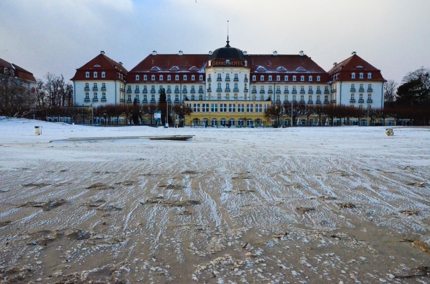 Spacer po sopockiej plaży. Zima na Pomorzu. Wybraliśmy się na spacer nad morze [ZDJĘCIA] 