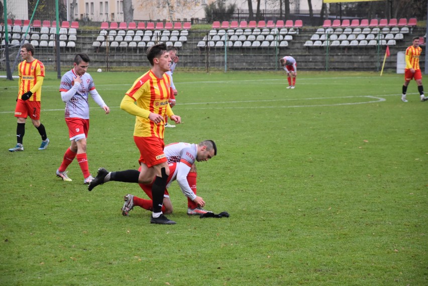 Rezerwy Korony Kielce przegrały w trzecioligowym mecz z KS Wiązownica 3:4, mimo że po siedmiu minutach prowadziły 2:0 [ZDJĘCIA, WIDEO]