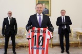 Cracovia złożyła wizytę w Pałacu Prezydenckim. Prezes, trener i piłkarze spotkali się z prezydentem Andrzejem Dudą