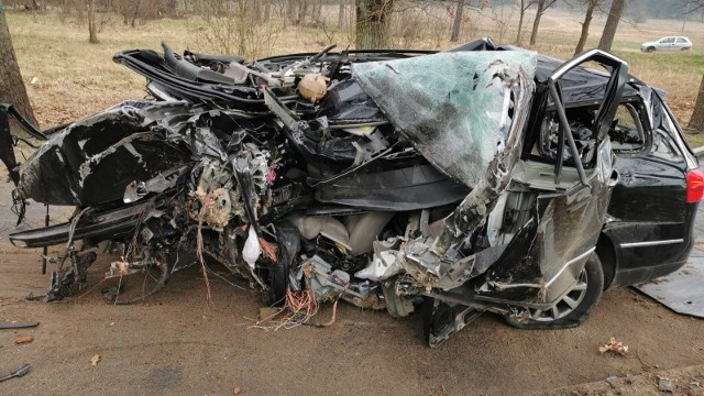 Tragiczna noc w Kostrzynie nad Odrą. Na ul. Północnej (to teren, gdzie odbywa się Przystanek Woodstock) doszło do śmiertelnego wypadku. Zginął 28-letni kierowca volkswagena. To mieszkaniec Kostrzyna.O wypadku na ul. Północnej poinformowali nas Czytelnicy. Doszło do niego w nocy z 10 na 11 kwietnia. - Volkswagen passat, którym podróżował 28-letni mieszkaniec Kostrzyna, uderzył w drzewo. Zginął kierowca. To 28-letni mężczyzna - mówi podkom. Grzegorz Jaroszewicz, oficer prasowy Komendy Miejskiej Policji w Gorzowie Wlkp.Passat z ogromną siłą uderzył w drzewoSiła uderzenia była ogromna. Części passata rozsypały się na drodze w promieniu kilkudziesięciu metrów od miejsca uderzenia. Przód volkswagena passata został całkowicie zniszczony. Kierowca wypadł z pojazdu. Jego ciało znajdowało się poza wrakiem passata. Do wypadku doszło około czwartej w nocy- Zgłoszenie o wypadku otrzymaliśmy o godzinie 4:08. Zabezpieczyliśmy miejsce zdarzenia. Na miejscu pracował też prokurator i policjanci. Działania zakończyły się po godzinie dziewiątej rano - mówi Bartłomiej Mądry, rzecznik prasowy Komendy Miejskiej Państwowej Straży Pożarnej w Gorzowie Wlkp. Na miejscu tragedii działali strażacy z Państwowej Straży Pożarnej oraz Ochotniczej Straży Pożarnej w Kostrzynie. Wypadek nie miał związku z nielegalnymi wyścigamiPrzypomnimy, że w sobotę, 10 kwietnia w godzinach wieczornych w Kostrzynie próbowano zorganizować nielegalne wyścigi samochodowe. Kilkaset osób zebrało się w rejonie ul. Namyślińskiej. Interweniowała policja. Po tragicznym wypadku niektórzy mieszkańcy zaczęli łączyć go z wieczornymi wyścigami. Te domysły jednoznacznie dementuje jednak policja. Jak mówią funkcjonariusze, wypadek na ul. Północnej nie miał nic wspólnego z sobotnią, nielegalną imprezą.   Wideo: Śmiertelny wypadek w Kostrzynie nad Odrą. Motocyklista zginął na terenie festiwalu Pol'and'Rock