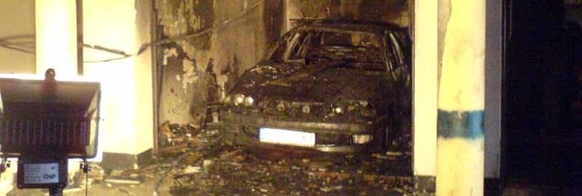 Samochód, który stał w garażu, spalił się doszczętnie