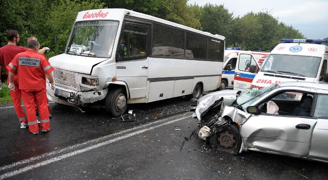 Wypadek w Olszanach6 osób ucierpialo w wypadku w Olszanach. Bus zderzyl sie z mazdą.