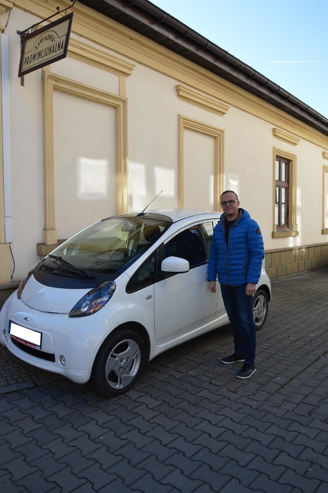 Jarosław Mierzwa jest jednym z nielicznych sądeczan, który korzysta z samochodów zasilanych prądem. Bardziej niż z darmowego parkingu byłby zadowolony ze stacji do ładowania pojazdów elektrycznych. - Ale cieszę się, że miasto zaczyna o nas myśleć - przyznaje