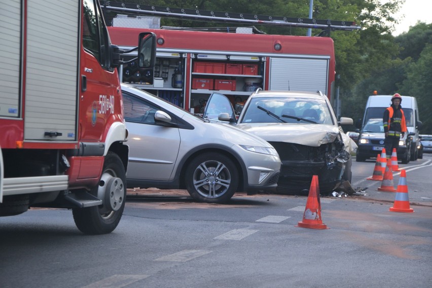 Na Obwiedni Południowej zderzyły się honda i volkswagen