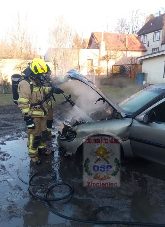 Wczoraj, na ulicy Drawskiej w Złocieńcu, doszło do pożaru samochodu osobowego. Na szczęście nikt nie został ranny. Na miejscu pojawiła się Ochotnica Straż Pożarna Złocieniec oraz policja. Zobacz także: Pożar piwnicy w Koszalinie