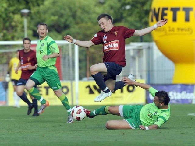 Daniel Wólkiewicz (przeskakuje nad rywalem) strzelił Górnikowi jednego gola.