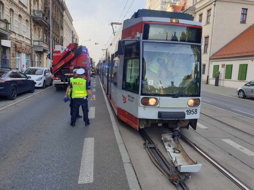Wypadek na Piotrkowskiej. Kobieta samochodem wjechała wprost przed nadjeżdżający tramwaj ZDJĘCIA