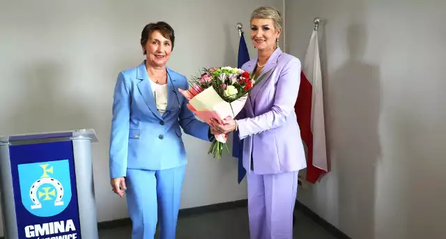 Wójt gminy Leśniowice Joanna Jabłońska (z prawej) podczas inauguracyjnej sesji zebrała liczne gratulacje i kwiaty.