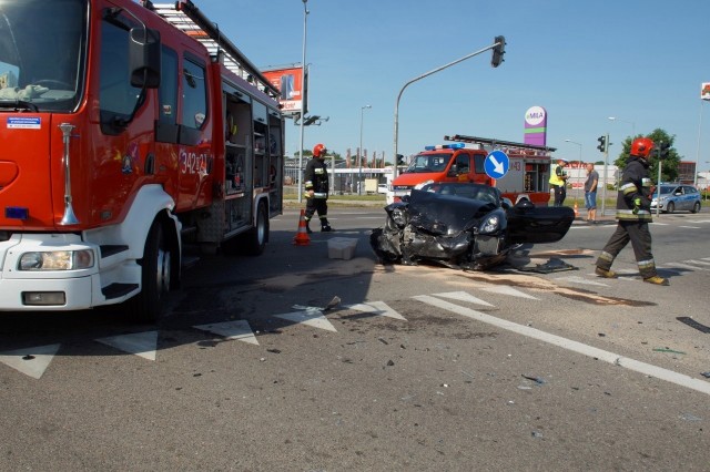 W niedzielę (10.06) na skrzyżowaniu ulic Witosa i Szczecińskiej w Słupsku doszło do groźnie wyglądającej kolizji samochodu dostawczego KFC oraz Porsche. Jedna z poszkodowanych osób została odwieziona do szpitala na badania. 