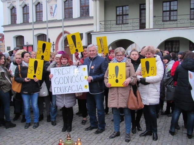 Pikieta nauczycielka na Rynku Staromiejskim w Stargardzie