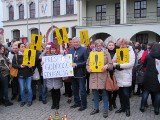 Pikieta nauczycielska w Stargardzie. "Kto nie skacze ten z Zalewską". Na rynku zebrały się osoby popierające protest nauczycieli