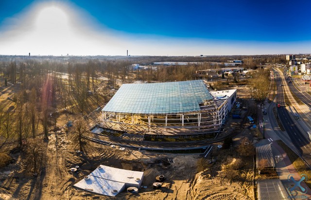 Tak prezentuje się obecnie sosnowieckie nowe Egzotarium. Dach jest gotowy w 95 procentach. Większość prac odbywa się obecnie wewnątrz obiektu.  Zobacz kolejne zdjęcia. Przesuwaj zdjęcia w prawo - naciśnij strzałkę lub przycisk NASTĘPNE