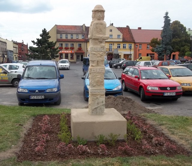 Pomnik Światowida będący zarazem drogowskazem znów stoi w  centrum Kostrzyna