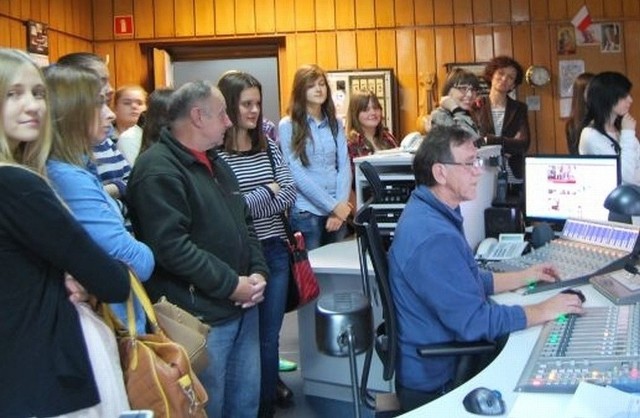 Pierwszoklasiści z opatowskiego "Bartosza", z klasy o profilu medialno-prawniczym, odwiedzili rozgłośnię radiową w Kielcach.