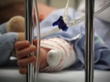 Pobite dziecko w Głownie. Trzymiesięczny chłopiec trafił do szpitala, ojciec przyznał się do pobicia