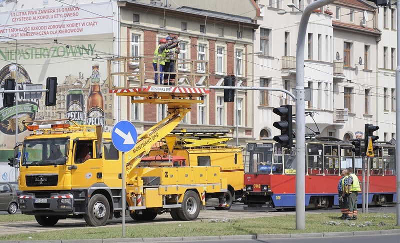 Na ulicy Jagiellońskiej ciężarówka zerwała trakcję tramwajową