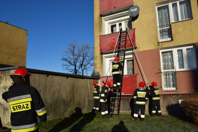 Dym wydobywający się z mieszkania na jednym ze szczecineckich osiedli zaalarmował sąsiadów. Przyczyna zjawiska okazała się dość zaskakująca. W poniedziałkowe przedpołudnie szczecineckich strażaków na równe nogi postawił sygnał o palącym się mieszkaniu na osiedlu Kopernika. Z lokalu miały się wydobywać kłęby dymu. Na miejscu okazało się, że owszem kłęby są, ale nie dymu, ale pary. Po solidnym mrozie, jaki chwycił w nocy zamarzła elewacja bloku, która – po ogrzaniu promieniami słonecznymi – zaczęła parować. Dla spokoju strażacy sprawdzili jeszcze wnętrze mieszkania, ale nic niepokojącego się nie działo.