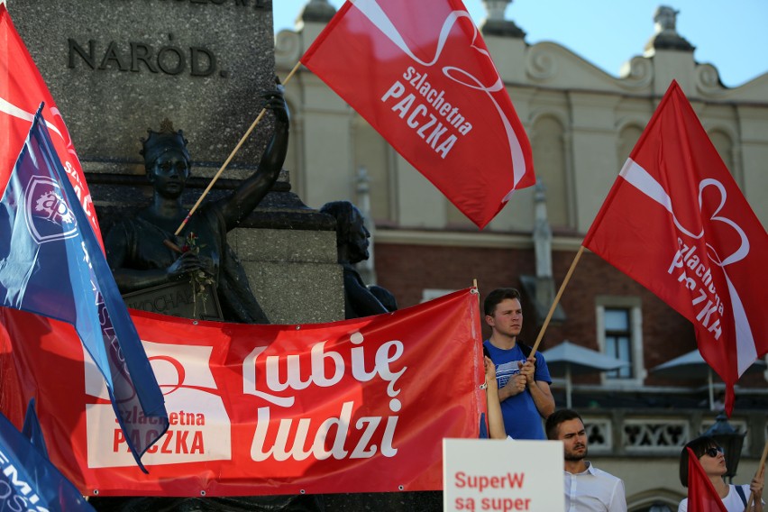 Przedstawiciele Szlachetnej Paczki zachęcali na Rynku Głównym w Krakowie, by do nich dołączyć