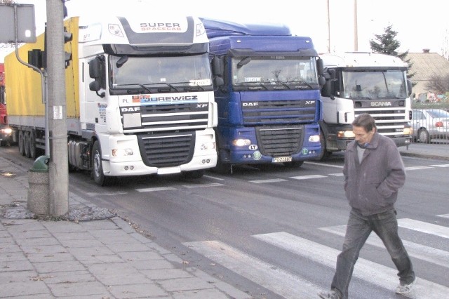 Przez suwalskie ulice tiry jadą praktycznie non-stop. 6 listopada na kilka godzin ma się to zmienić.