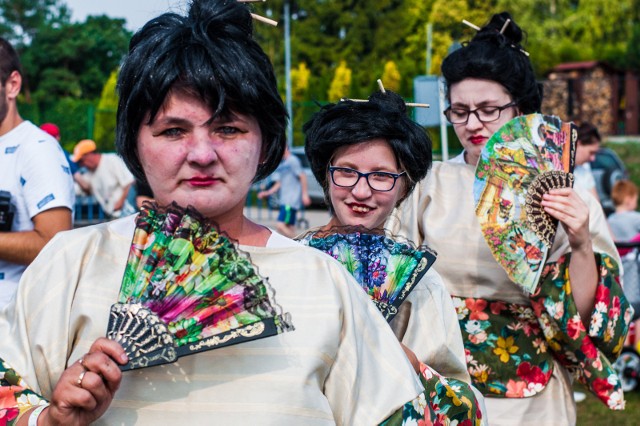 Gejsze, sumici, karatecy przechadzali się po więcborskim stadionie na corocznym Pikniku Przyjaźni, którego głównym organizatorem jest Miejsko-Gminny Ośrodek Pomocy Społecznej w Więcborku. Bawią się na nim mieszkańcy, dzieci i osoby niepełnosprawne.  W tym roku było ich 400. Hasłem, które przyświecało imprezie, była Japonia i tamtejsze Hanami, czyli zwyczaj podziwiania kwiatów kwitnącej wiśni. Towarzyszyły jej liczne konkurencje, np. rzut japonką do celu, bieg z sumitą czy slalom z sushi. Po ich ukończeniu uczestnicy dostawali paszporty, gdzie mogli wklejać naklejki i wymieniać je na nagrody. Był też pokaz karate w wykonaniu Mieszka Stypy.Na scenie wystąpili artyści z Klubu Samopomocy „DOMEK” w Więcborku, DPS w Suchorączku, WTZ  w Sępólnie  i ŚDS w Więcborku.