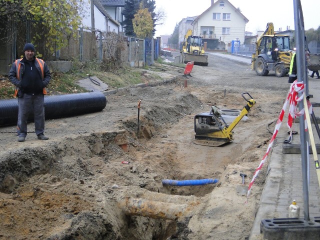 Na ulicy Granicznej są wykopy, a ekipa budowlana wymienia sieć kanalizacyjną i burzową.