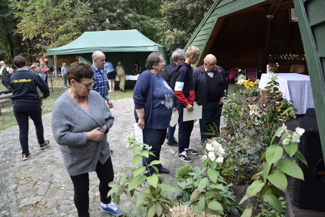 W Dretyniu odbył się sołecki festyn dożynkowy. Na początku odprawiono mszę, poświęcony został chleb i wieniec. Następnie rozstrzygnięto konkursy na najpiękniejszy ogród oraz wypiek. Dla dzieci zorganizowano gry i zabawy. Szersza relacja z festynu w papierowym Głosie Bytowa/Miastka (Głos Pomorza). (ang)