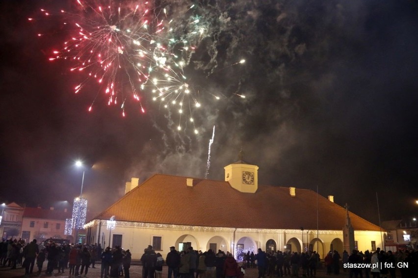 Tak Nowy Rok witali mieszkańcy Staszowa i okolic. Zobaczcie...