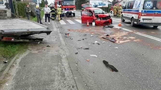 Groźny wypadek w miejscowości Blizne. Toyota najechała na tył lawety. 82-latka w szpitalu [ZDJĘCIA]