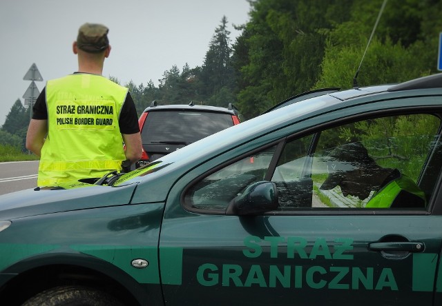 Azer i Rosjanin, którzy nielegalnie przekroczyli ukraińsko - polską granicę, zostali zatrzymani przez patrol Straży Granicznej.