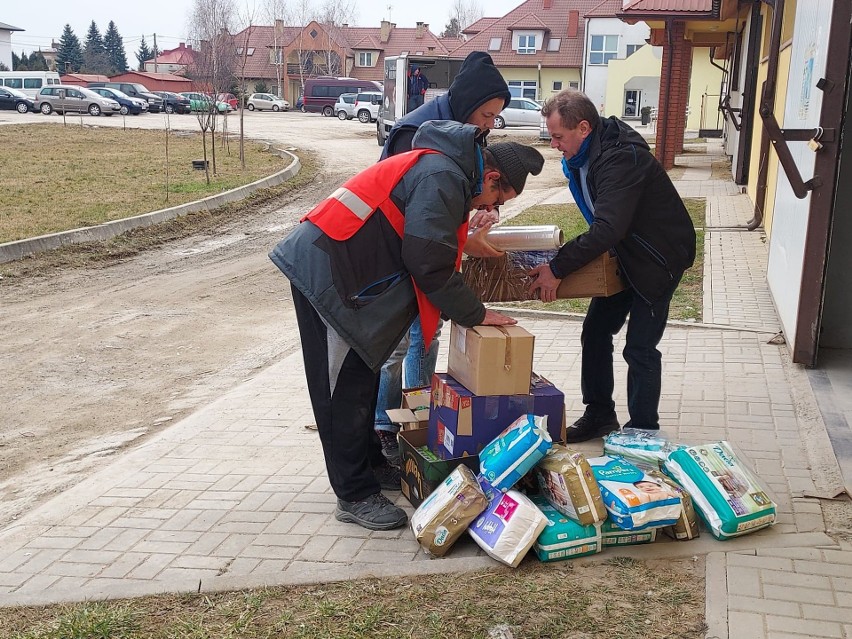 Pomoc od Diecezji Sandomierskiej dociera już na Ukrainę. Darczyńcy nie zawiedli. Ile poszło transportów, gdzie? Zobaczcie zdjęcia
