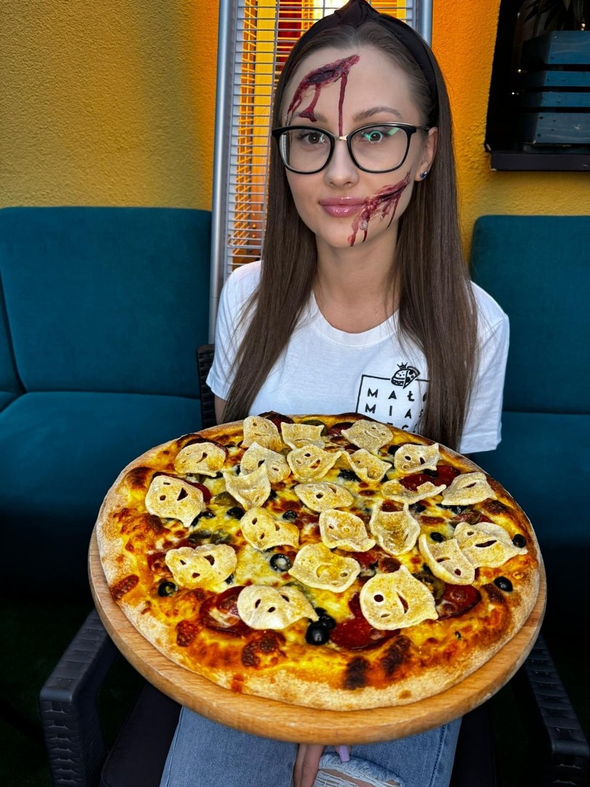 Restauracja Małomiasteczkowa zaserwuje wam upiorną pizzę z okazji Halloween. Na niej słone duszki! Zobaczcie zdjęcia