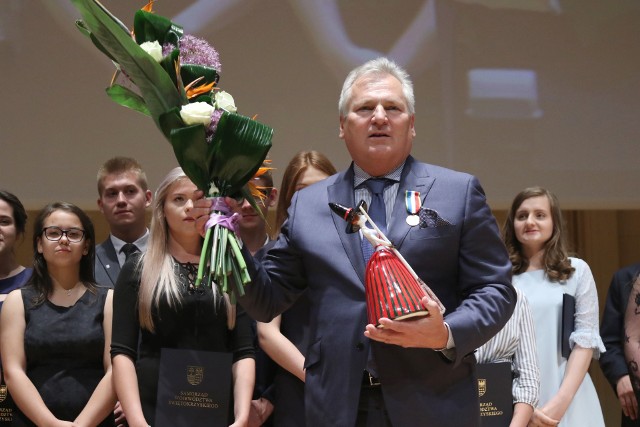Były prezydent Aleksander Kwaśniewski otrzymał w prezencie od zarządu województwa symboliczną czarownicę z miotłą.